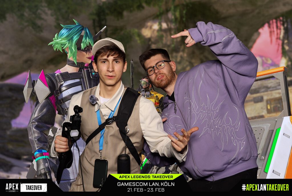Bild von Julian Schrewe und Joel Maurice von der Gamescom LAN Köln 2025 vor einem Apex Legends Hintergrund